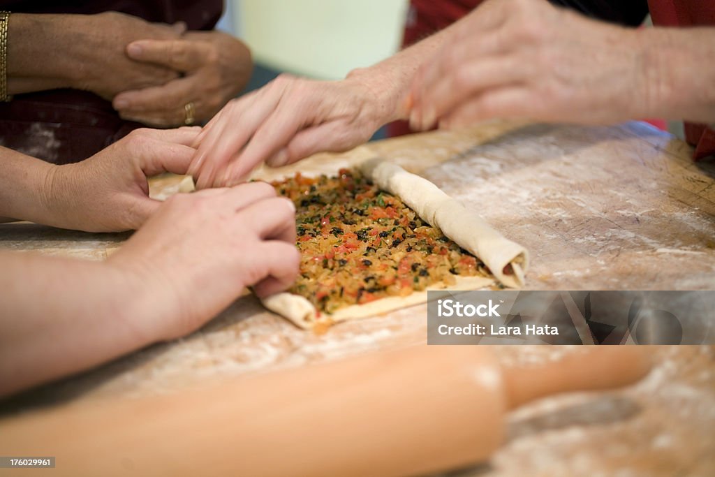 Muchas manos de la cocina - Foto de stock de Actividad libre de derechos