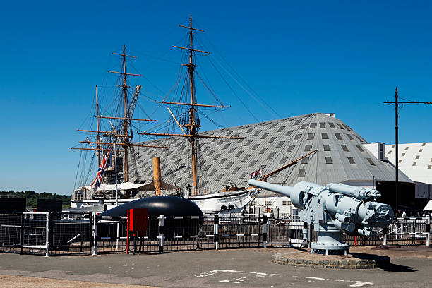 pistola de submarino y barco de vela en chatham - gun turret fotografías e imágenes de stock