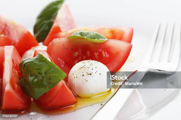 Tomate Ensalada De Mozzarella Con Albahaca Primer Plano Foto de stock y más banco de imágenes de Aceite de ensalada