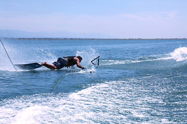 hombre choques en wakeboard extremo del cable - wakeboarding motorboating extreme sports waterskiing fotografías e imágenes de stock