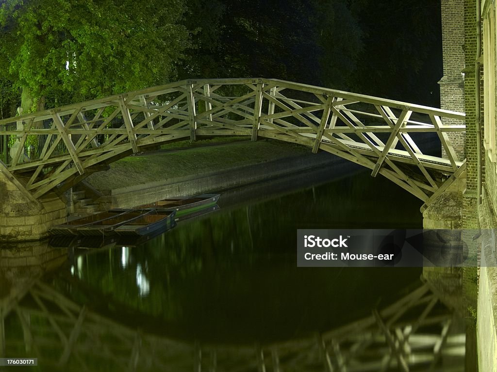 Queen'Колледж Математический Мост в ночное время - Стоковые фото Кембридж - Англия роялти-фри