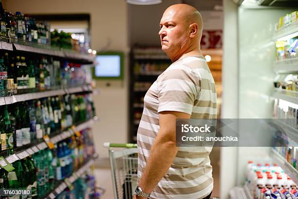 Hombre Adulto De Compras En La Tienda De Alimentos Foto de stock y más banco de imágenes de Escoger - Escoger, Hombres, Producto lácteo