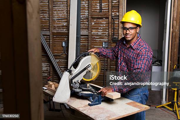 Hombre Latino Trabajador De Construcción Foto de stock y más banco de imágenes de Etnia Latinoamericana - Etnia Latinoamericana, Hombres, Sierra eléctrica