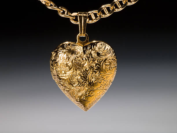 oro medallón collar - heart pendant fotografías e imágenes de stock