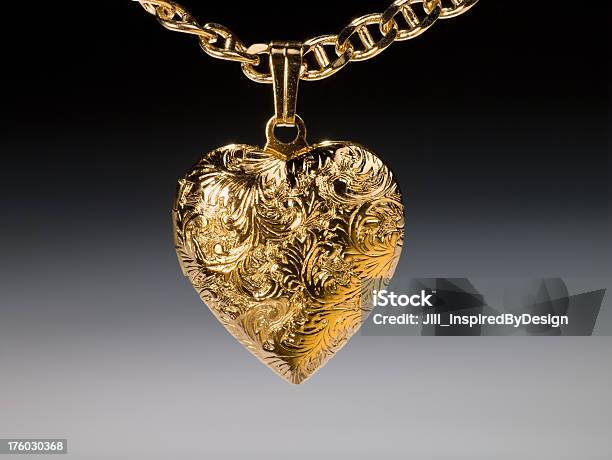 Collana Con Medaglione Oro - Fotografie stock e altre immagini di Pendente prezioso - Pendente prezioso, Collana, Simbolo di cuore