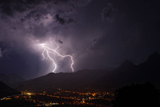 raios nas montanhas - lightning strike - fotografias e filmes do acervo