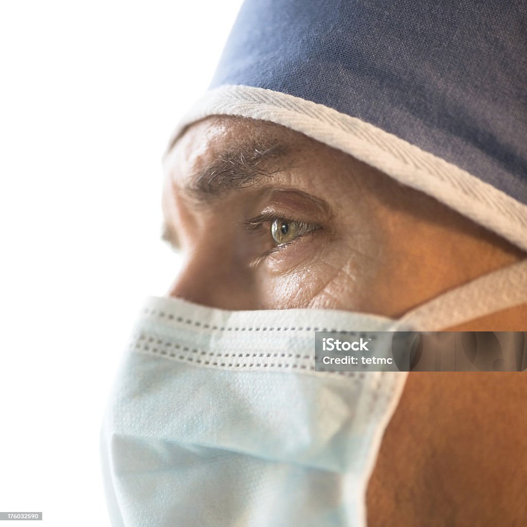 Close-Up di chirurgo indossa una maschera chirurgica e tappo - Foto stock royalty-free di Chirurgo