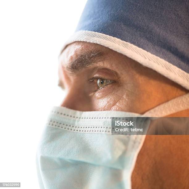 Closeup Di Chirurgo Indossa Una Maschera Chirurgica E Tappo - Fotografie stock e altre immagini di Chirurgo