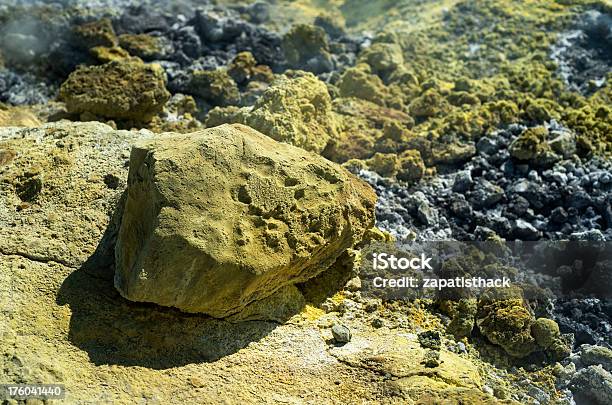 Siarka Pokryte Rocks - zdjęcia stockowe i więcej obrazów Dym - Dym, Elektrownia geotermalna, Fotografika