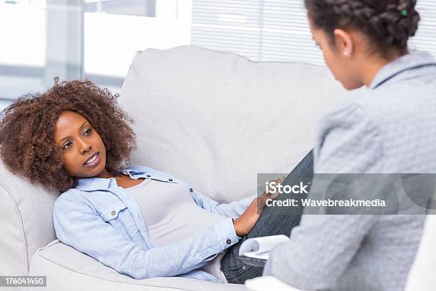 女性に横たわるソファーと彼女のセラピストによる - ソファのストックフォトや画像を多数ご用意 - ソファ, 心理療法, 横たわる