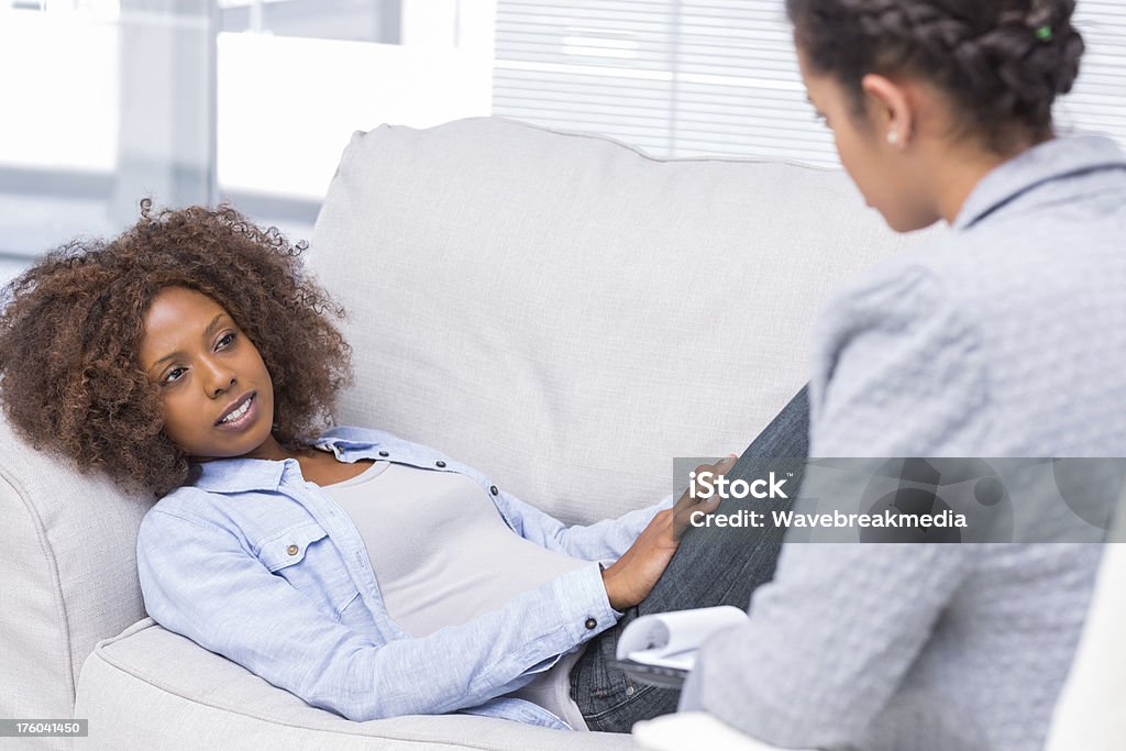 여자 라잉 on 소파 및 스피킹 자신의 치료 - 로열티 프리 누워있기 스톡 사진