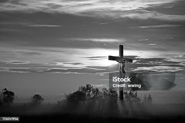 십자가상 흑백 In 미스티 필드 십자가상에 대한 스톡 사진 및 기타 이미지 - 십자가상, 어두운 색, 열정