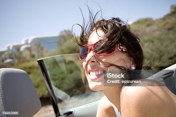 Photo libre de droit de Fille En Voiture Décapotable banque d'images et plus d'images libres de droit de Visage - Visage, Vitesse, Voiture