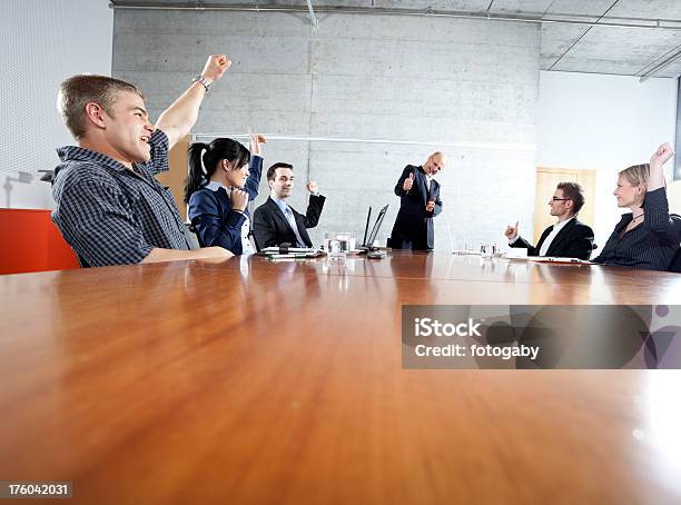 Reunión De Negocios Foto de stock y más banco de imágenes de 30-39 años - 30-39 años, 40-44 años, Aclamar