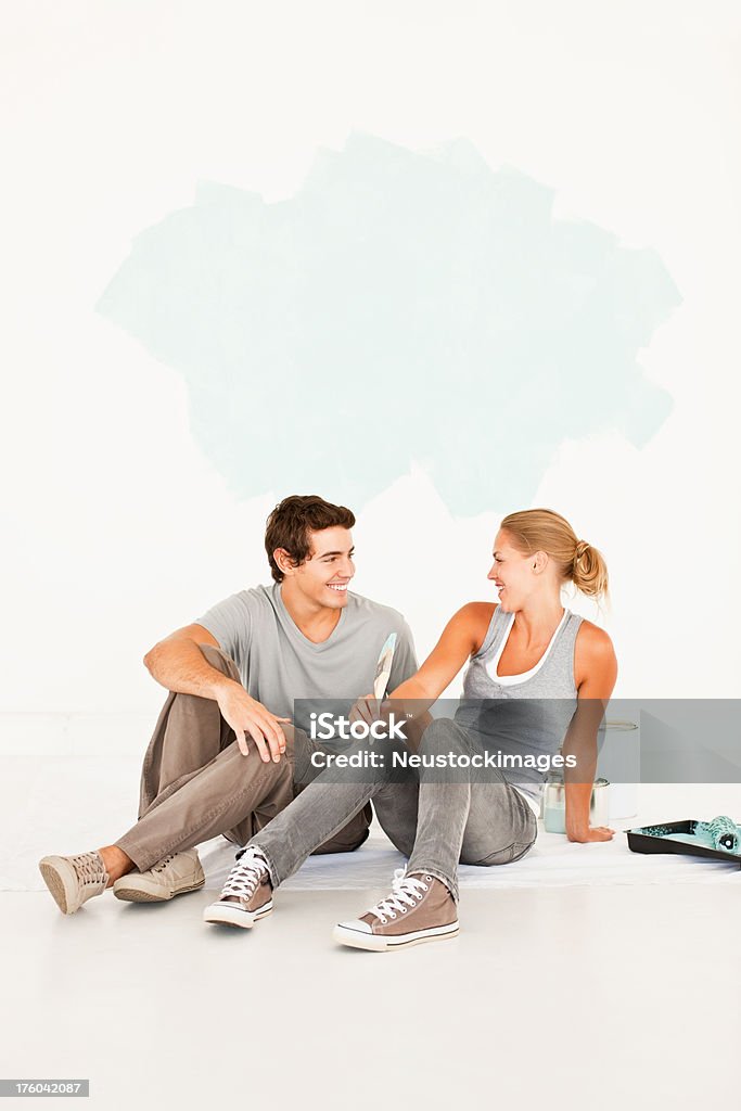 Feliz pareja disfrutando de sí mismos mientras pintura de su nuevo hogar - Foto de stock de Pintar libre de derechos