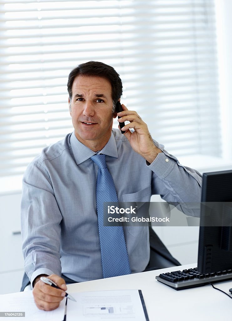 Retrato de un hombre de negocios hablando on cellphone - Foto de stock de 45-49 años libre de derechos