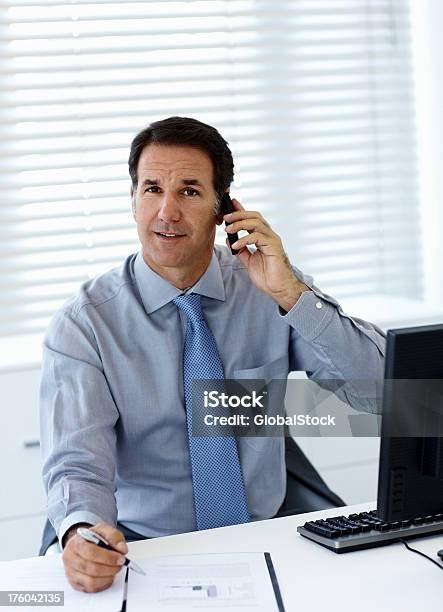 Retrato De Un Hombre De Negocios Hablando On Cellphone Foto de stock y más banco de imágenes de 45-49 años