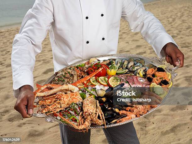 Plato De Pescados Y Mariscos Foto de stock y más banco de imágenes de Bandeja - Bandeja, Pescado y mariscos, Adulto