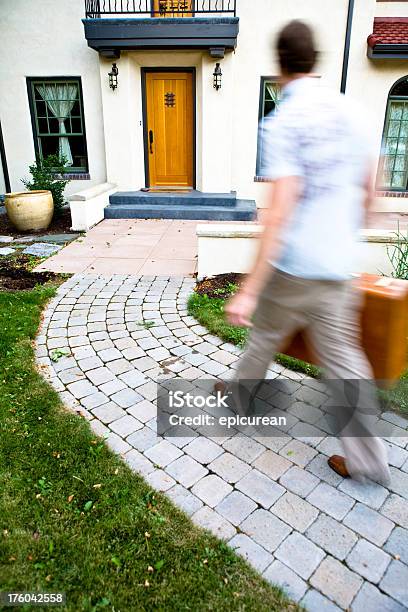 Foto de De Casa e mais fotos de stock de Adulto - Adulto, Andar, Casa