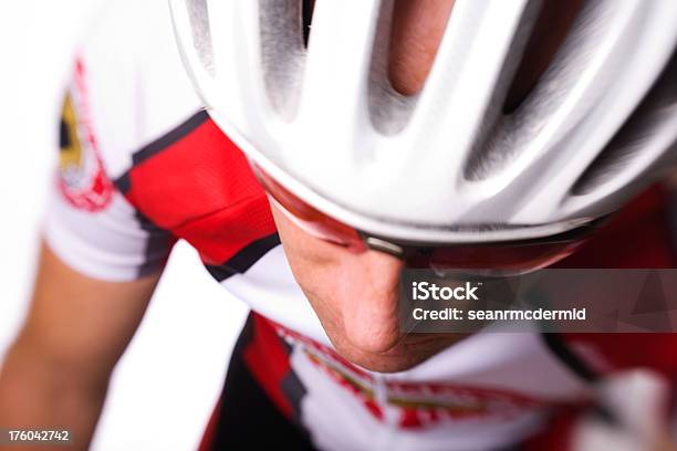 Ciclista In Rosso - Fotografie stock e altre immagini di Adulto - Adulto, Attività, Bianco