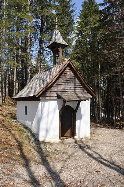 pequeno capela na floresta - oberstdorf - fotografias e filmes do acervo