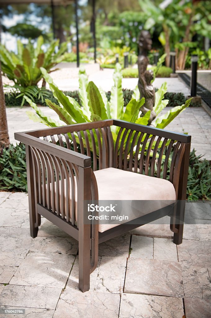 Cadeira de madeira com jardim com fern no plano de fundo. - Foto de stock de Assento royalty-free