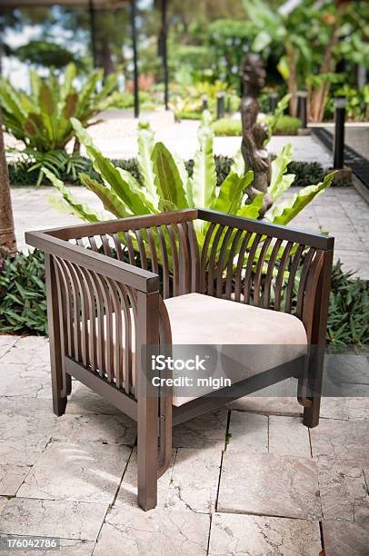 Foto de Cadeira De Madeira Com Jardim Com Fern No Plano De Fundo e mais fotos de stock de Assento