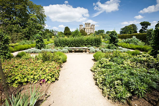 casa signorile giardino inglese - ornamental garden europe flower bed old fashioned foto e immagini stock