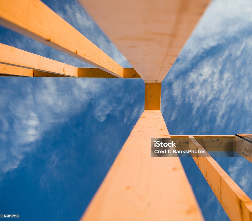 交差する壁のフレームを見上げるブルースカイ - パイン材のロイヤリティフリーストックフォト