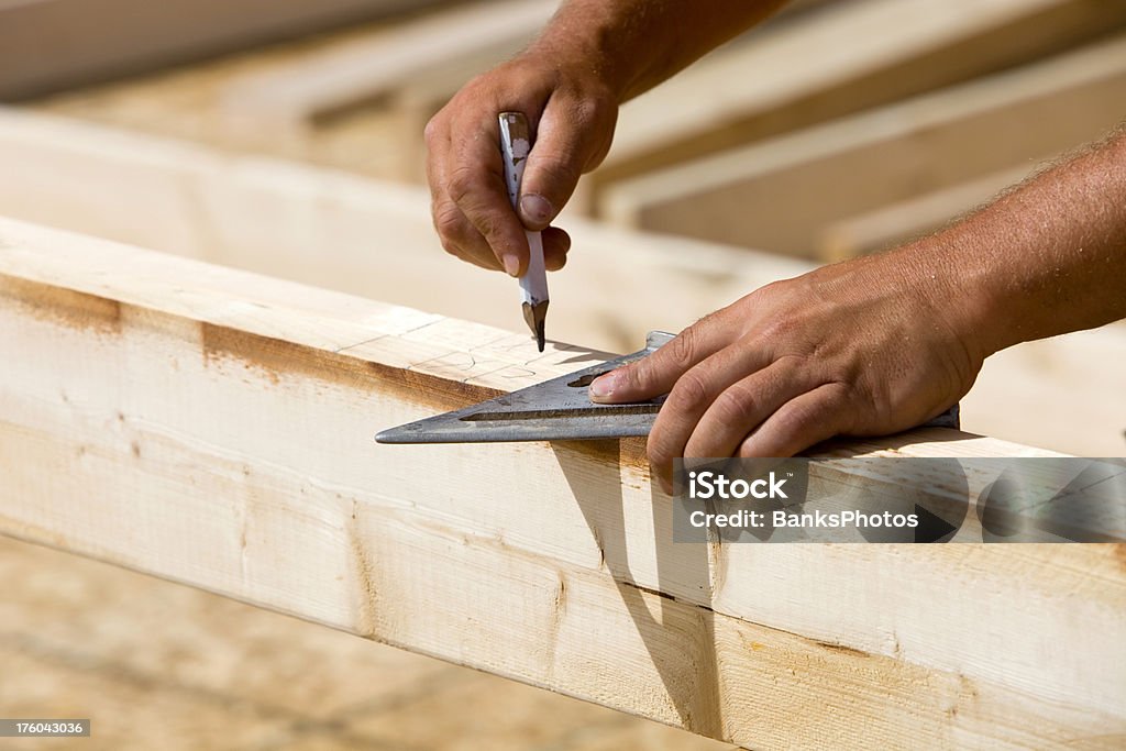 Pracownik budowlany za pomocą szybkiego Square i oznakowanie ramki Board - Zbiór zdjęć royalty-free (Stolarz)