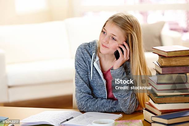 Bella Ragazza Di Fare Una Telefonata Mentre Studiando - Fotografie stock e altre immagini di 14-15 anni