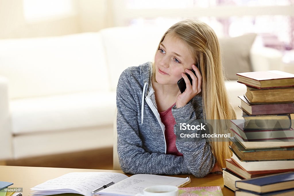 뽀샤시 소녀 전화를 거는 연구하는 동안 - 로열티 프리 14-15 살 스톡 사진