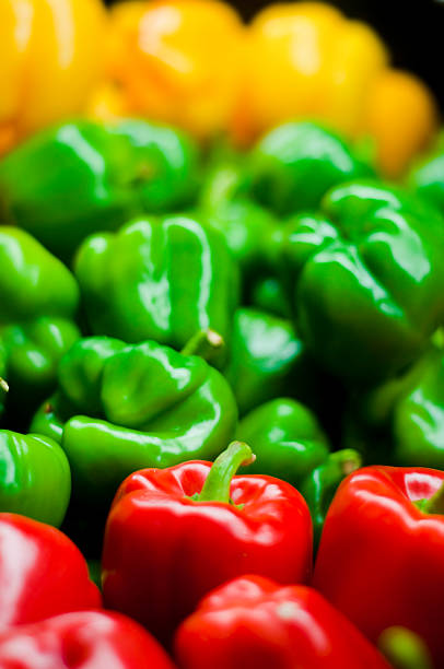 Pimientos en una pila en el mercado - foto de stock