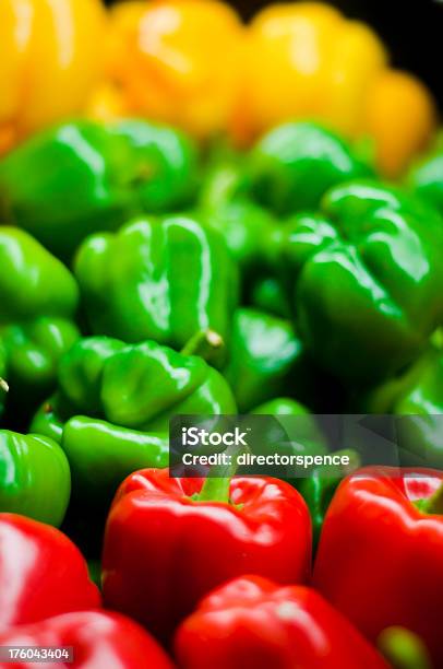 Pimientos En Una Pila En El Mercado Foto de stock y más banco de imágenes de Alimento - Alimento, Color saturado, Color vibrante