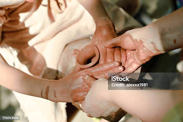 Potter Cria Um Jarro De Barro - Fotografias de stock e mais imagens de Adulto - Adulto, Aprender, Arte