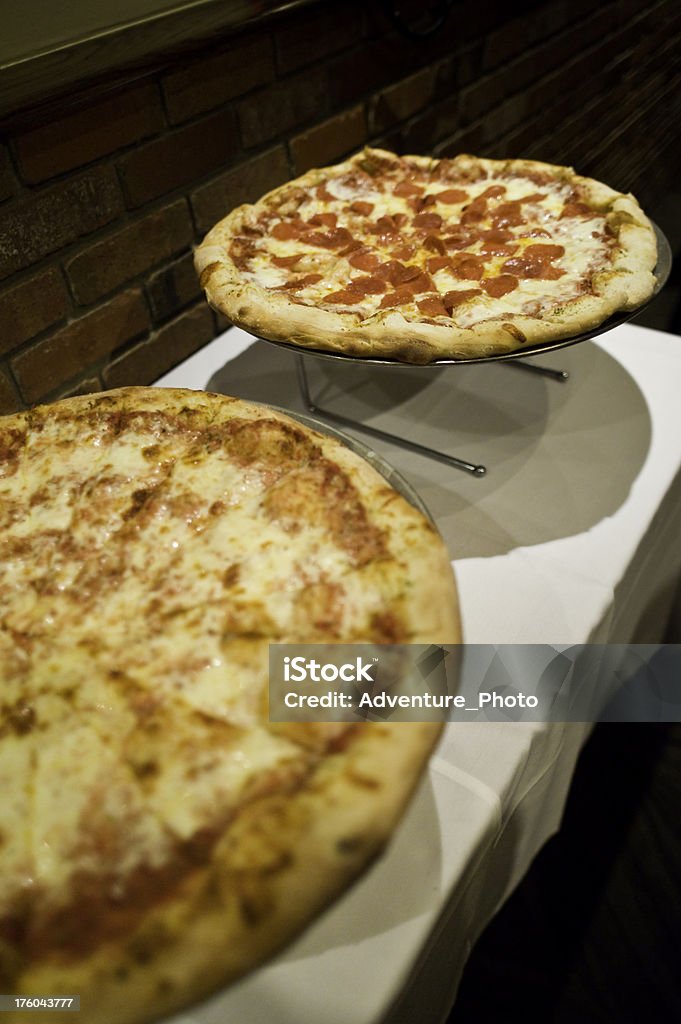 Pizza servis sur des plateaux de Pizzaria - Photo de Aliment libre de droits