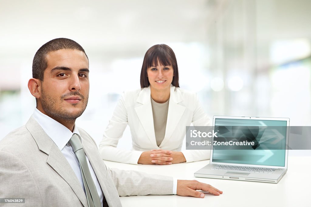 Gerente de negócios com cliente e computador portátil - Royalty-free Bronzeado Foto de stock