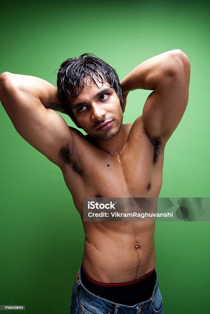 Giovane ragazzo indiano con forma del corpo - Foto stock royalty-free di A petto nudo