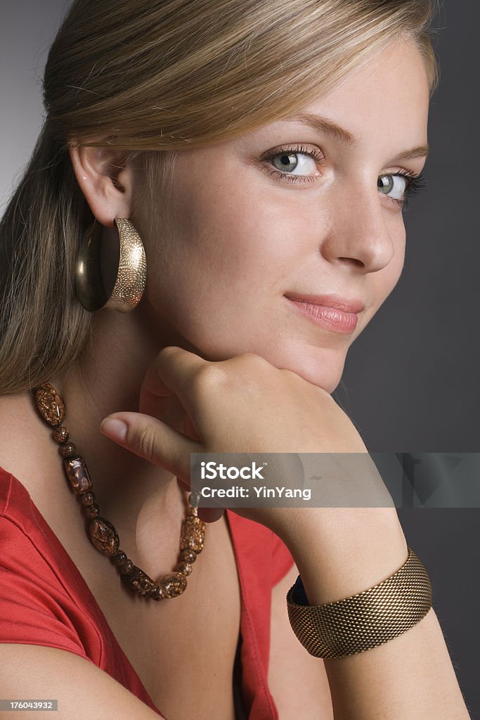 Modelo de moda con Necklace, y pendientes de pulsera - Foto de stock de 20 a 29 años libre de derechos