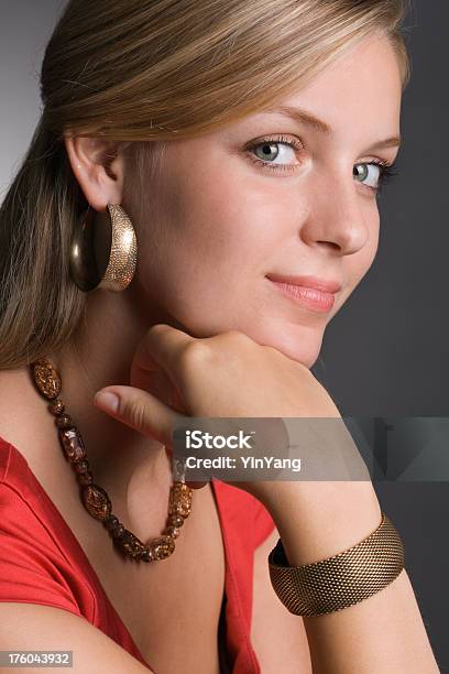 Photo libre de droit de Mannequin Avec Collier Et Boucles Doreilles Et Bracelet banque d'images et plus d'images libres de droit de Accessoire