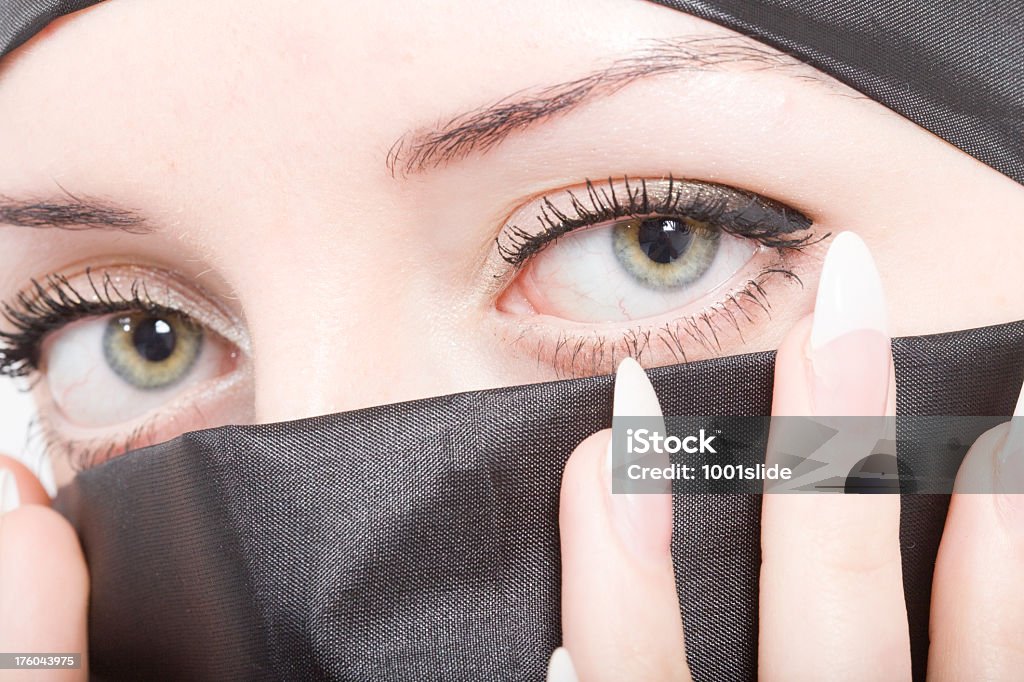 Olhos Verdes: Bela Mulher usando um turbante - Foto de stock de Adulto royalty-free