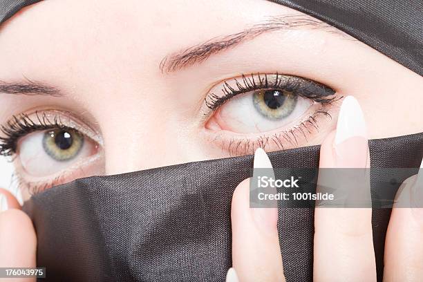 Foto de Olhos Verdes Bela Mulher Usando Um Turbante e mais fotos de stock de Adulto - Adulto, Arabesco - Estilo, Autoconfiança