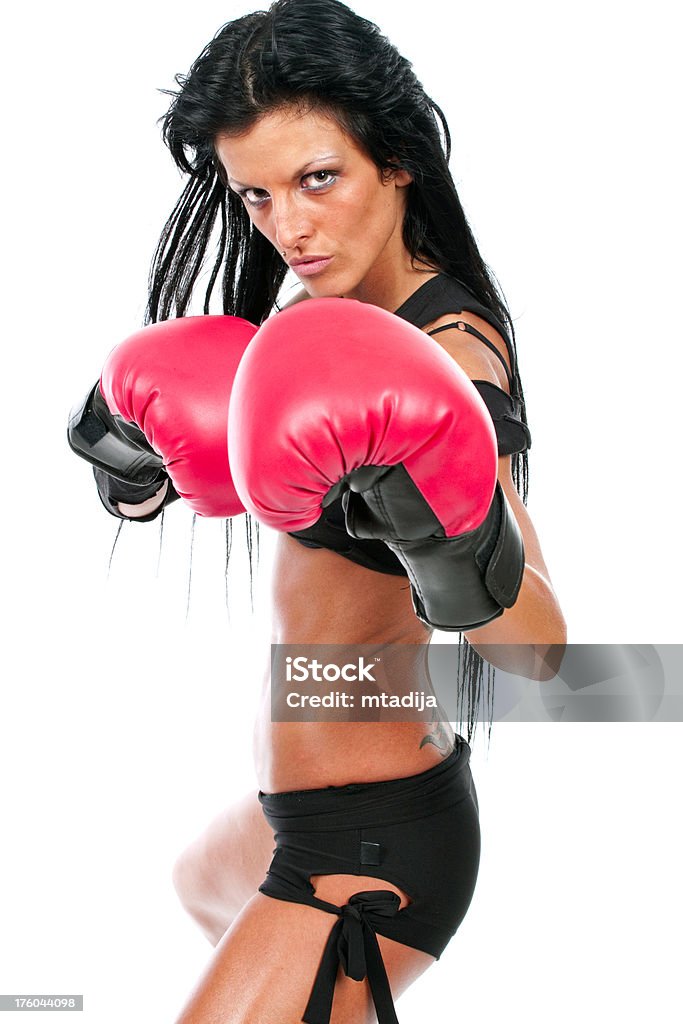 Kick boxing ragazza con guanti rossi isolato su bianco - Foto stock royalty-free di Adulto