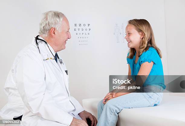 여자아이 의사 방문 시 10-11세에 대한 스톡 사진 및 기타 이미지 - 10-11세, 60-69세, 70-79세