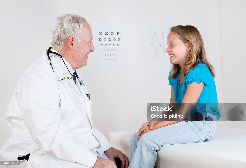 Menina com um médico de visita - Royalty-free 10-11 Anos Foto de stock