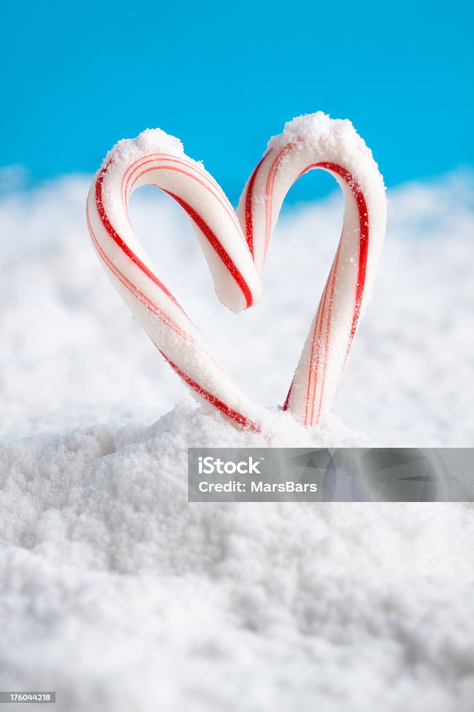 Bastoncino di zucchero cuore sulla neve - Foto stock royalty-free di Amore