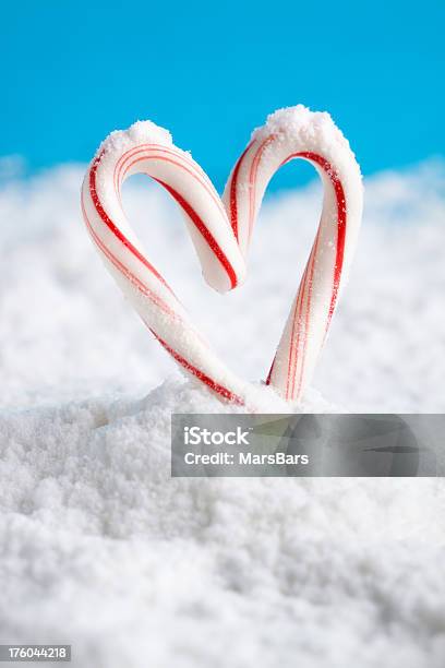 Bastoncino Di Zucchero Cuore Sulla Neve - Fotografie stock e altre immagini di Amore - Amore, Bastoncino di zucchero, Bianco
