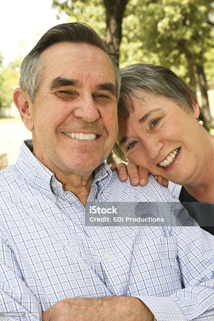 Senior Adulto Casal feliz juntos na frente Quintal - Royalty-free 60-69 Anos Foto de stock