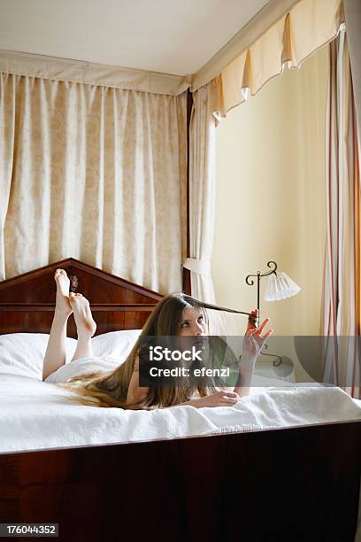 Mujer En La Cama Foto de stock y más banco de imágenes de 20 a 29 años - 20 a 29 años, Aburrimiento, Acostado