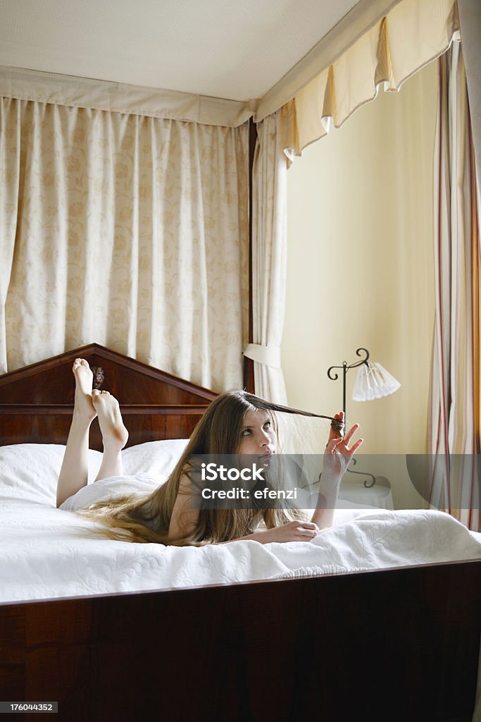 Donna sul letto - Foto stock royalty-free di Adulto